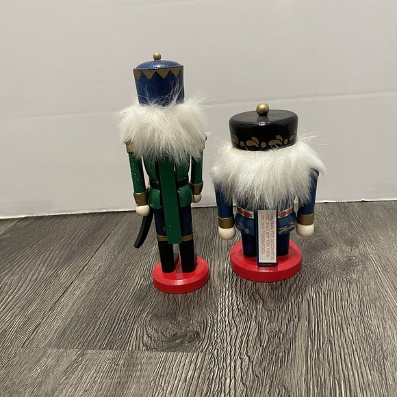 Lot Of 2 Nutcracker Soldier Guards Wooden Holiday Decor Figurines 6" And 8" - Picture 5 of 5